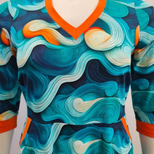 Plus size kjole med v-hals og blå bølger - Dana Blue Waves