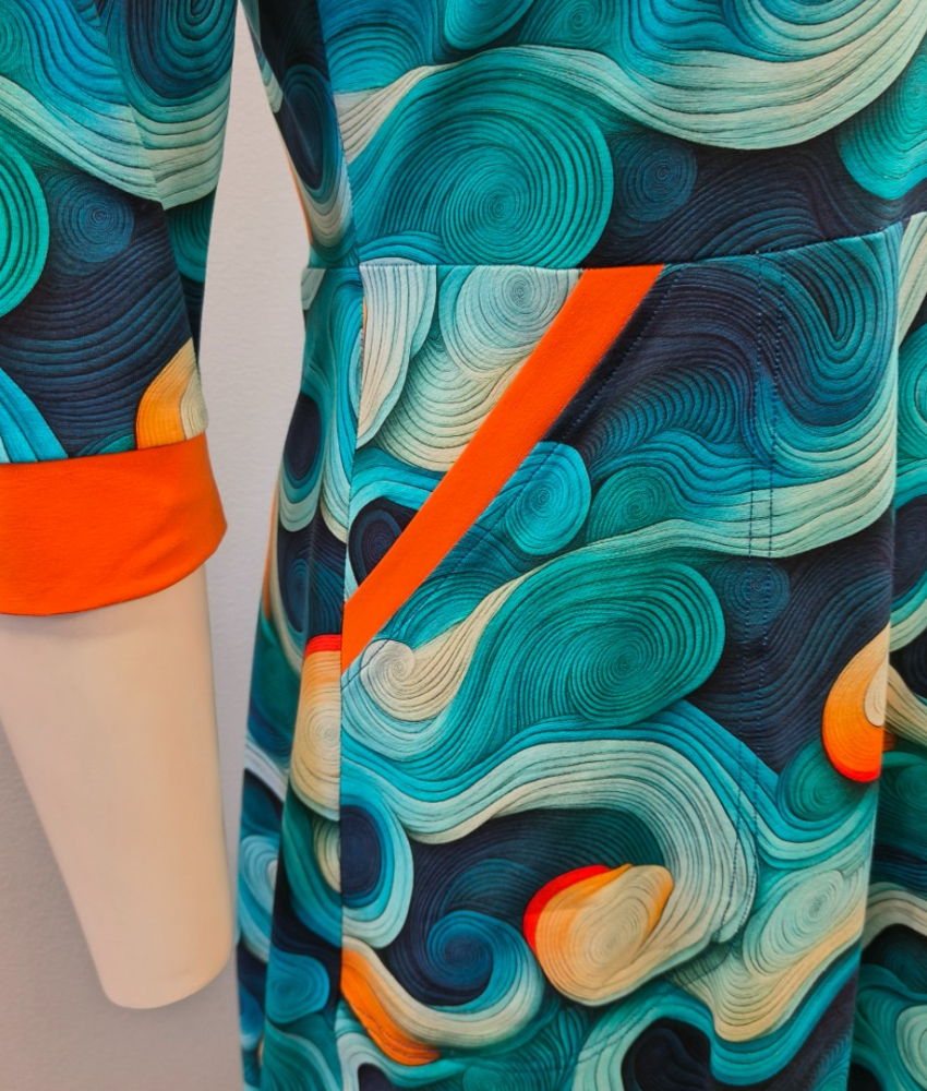 Plus size kjole med v-hals og blå bølger - Dana Blue Waves