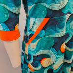 Plus size kjole med v-hals og blå bølger - Dana Blue Waves