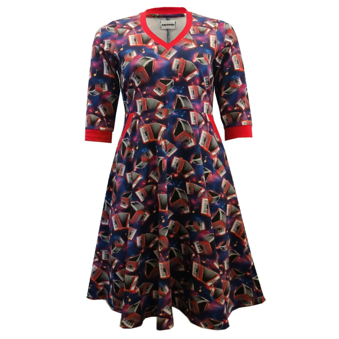 Plus size kjole med v-hals og Harmonika print - Dana Accordion