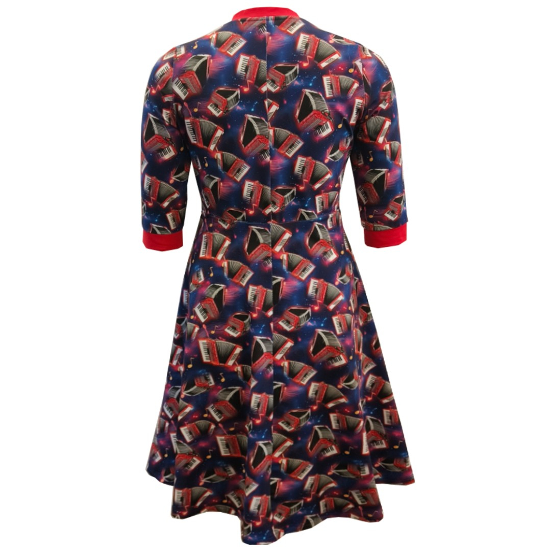 Plus size kjole med v-hals og Harmonika print - Dana Accordion