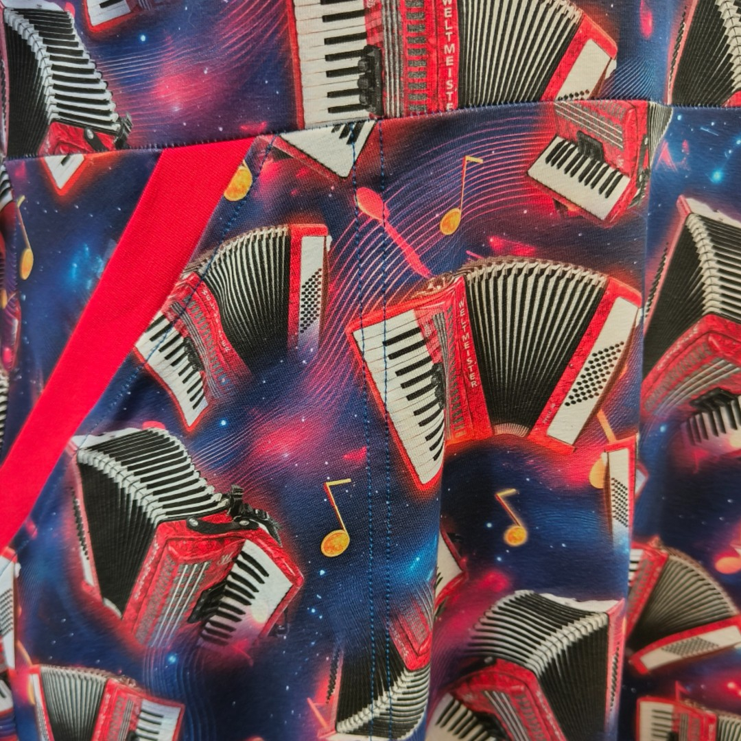 Plus size kjole med v-hals og Harmonika print - Dana Accordion