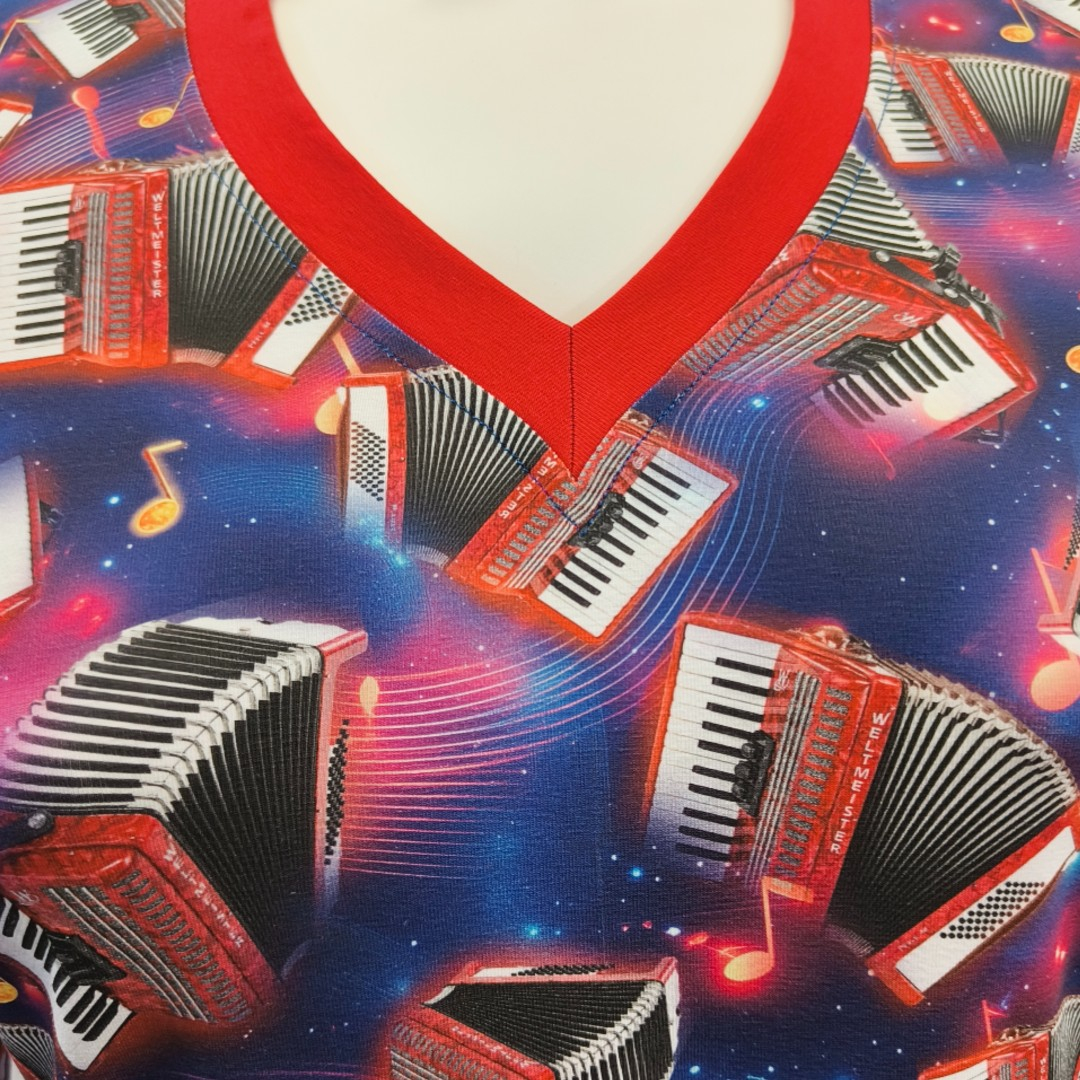 Plus size kjole med v-hals og Harmonika print - Dana Accordion