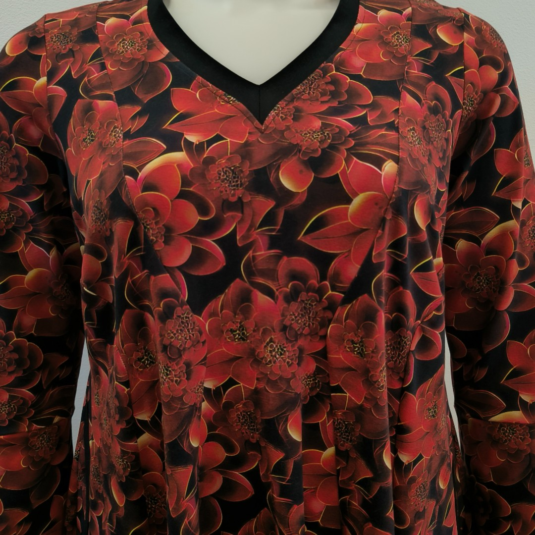 Løs Plus Size kjole med røde blomster - Emi Red Succulent