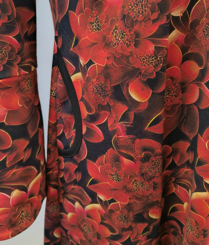 Løs Plus Size kjole med røde blomster - Emi Red Succulent