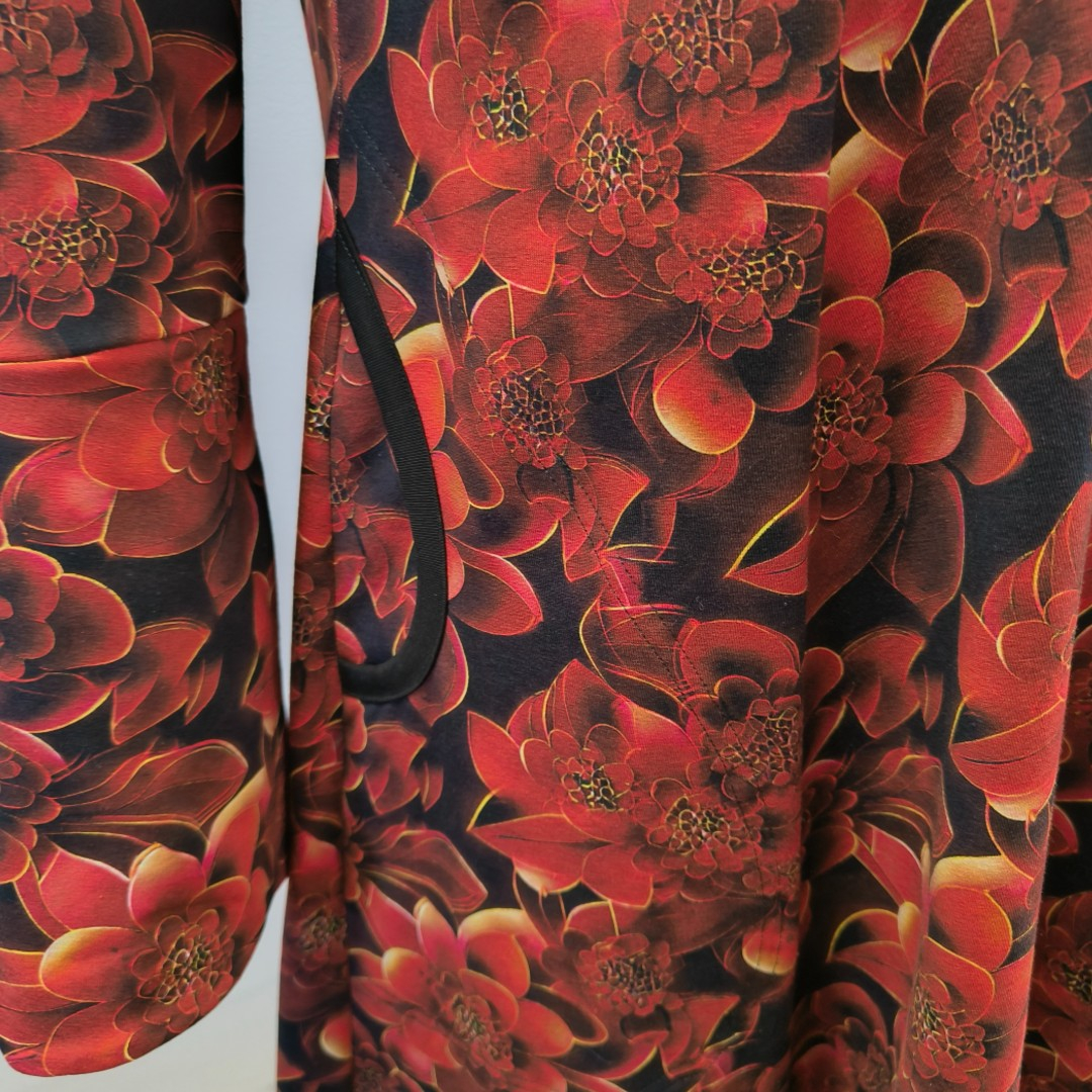 Løs Plus Size kjole med røde blomster - Emi Red Succulent