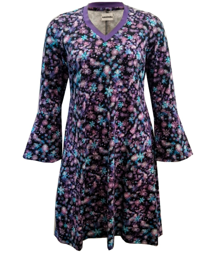 Sort A-formet plus size kjole med lavendel og lilla snefnug - Tulla Purple Snow