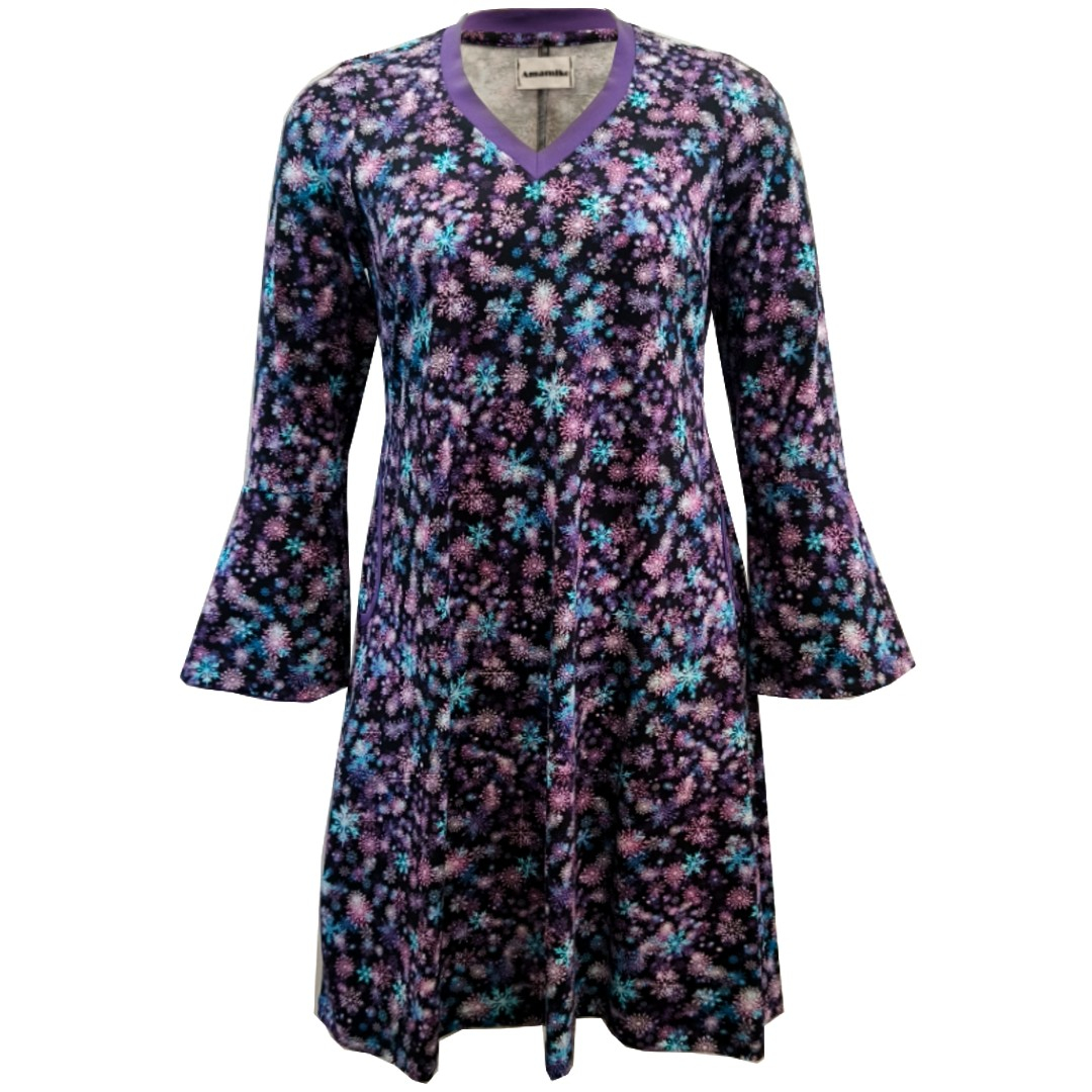 Sort A-formet plus size kjole med lavendel og lilla snefnug - Tulla Purple Snow