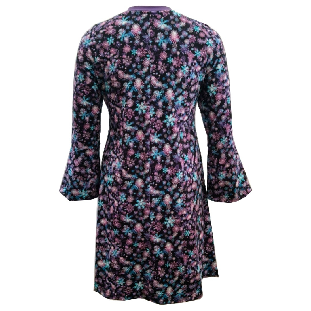 Sort A-formet plus size kjole med lavendel og lilla snefnug - Tulla Purple Snow