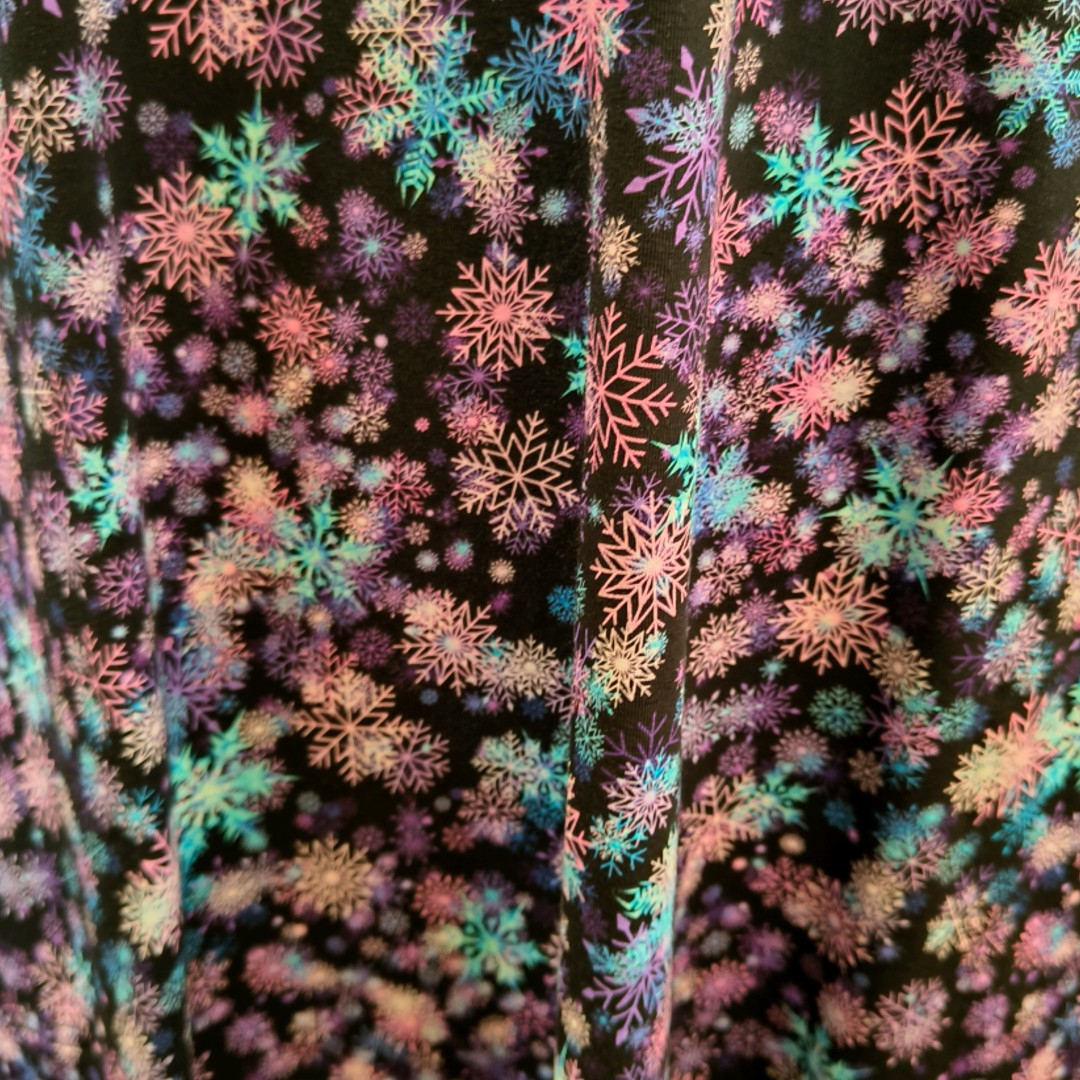 Sort A-formet plus size kjole med lavendel og lilla snefnug - Tulla Purple Snow