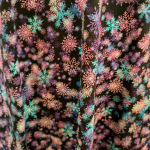 Sort A-formet plus size kjole med lavendel og lilla snefnug - Tulla Purple Snow