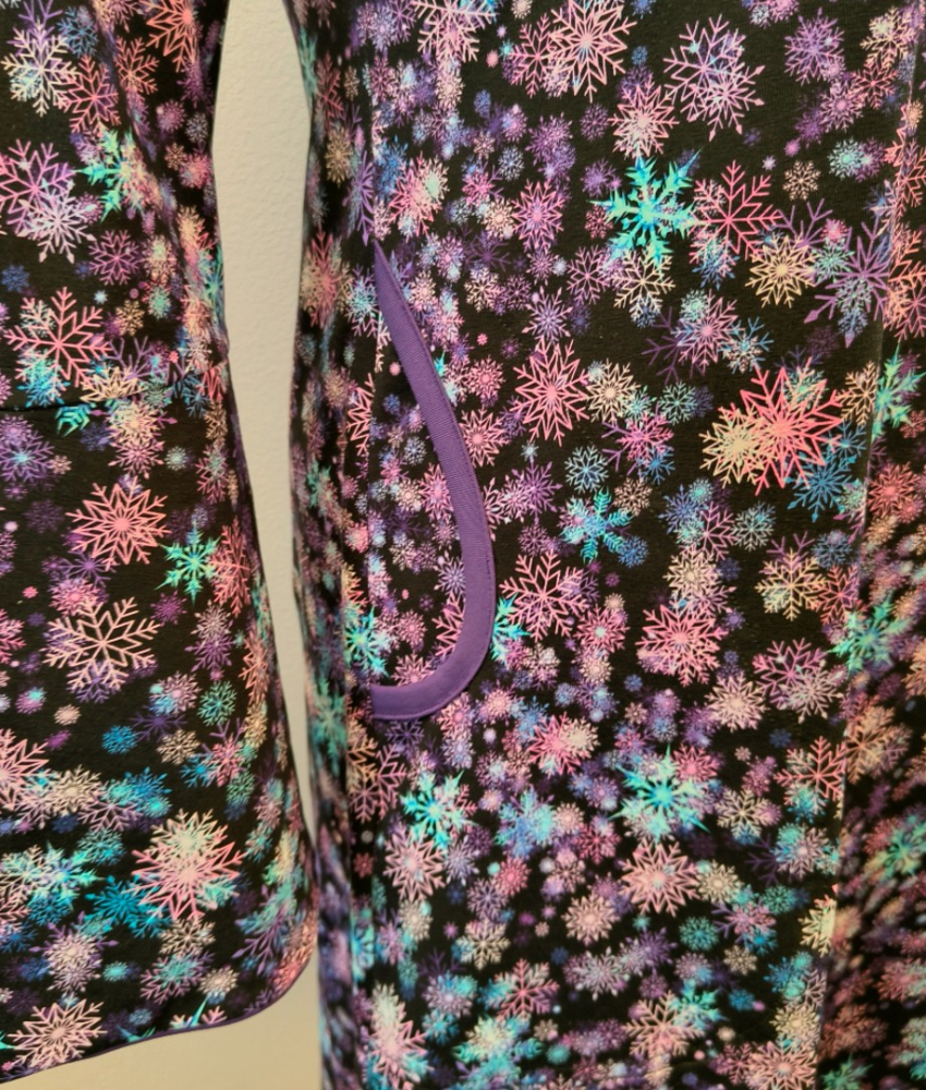 Sort A-formet plus size kjole med lavendel og lilla snefnug - Tulla Purple Snow
