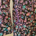 Sort A-formet plus size kjole med lavendel og lilla snefnug - Tulla Purple Snow