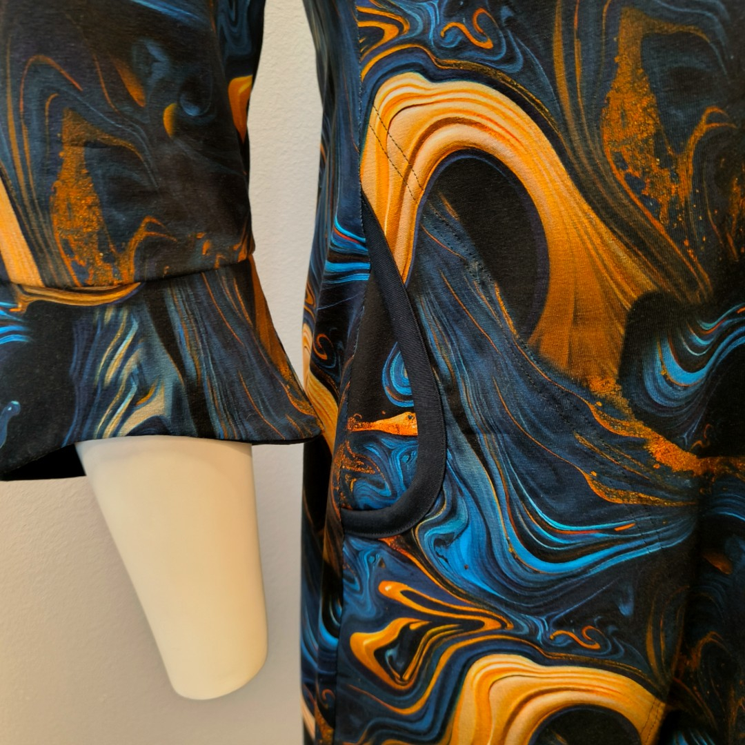 Blå og gylend A-formet plus size kjole - Tulla Midnight gold