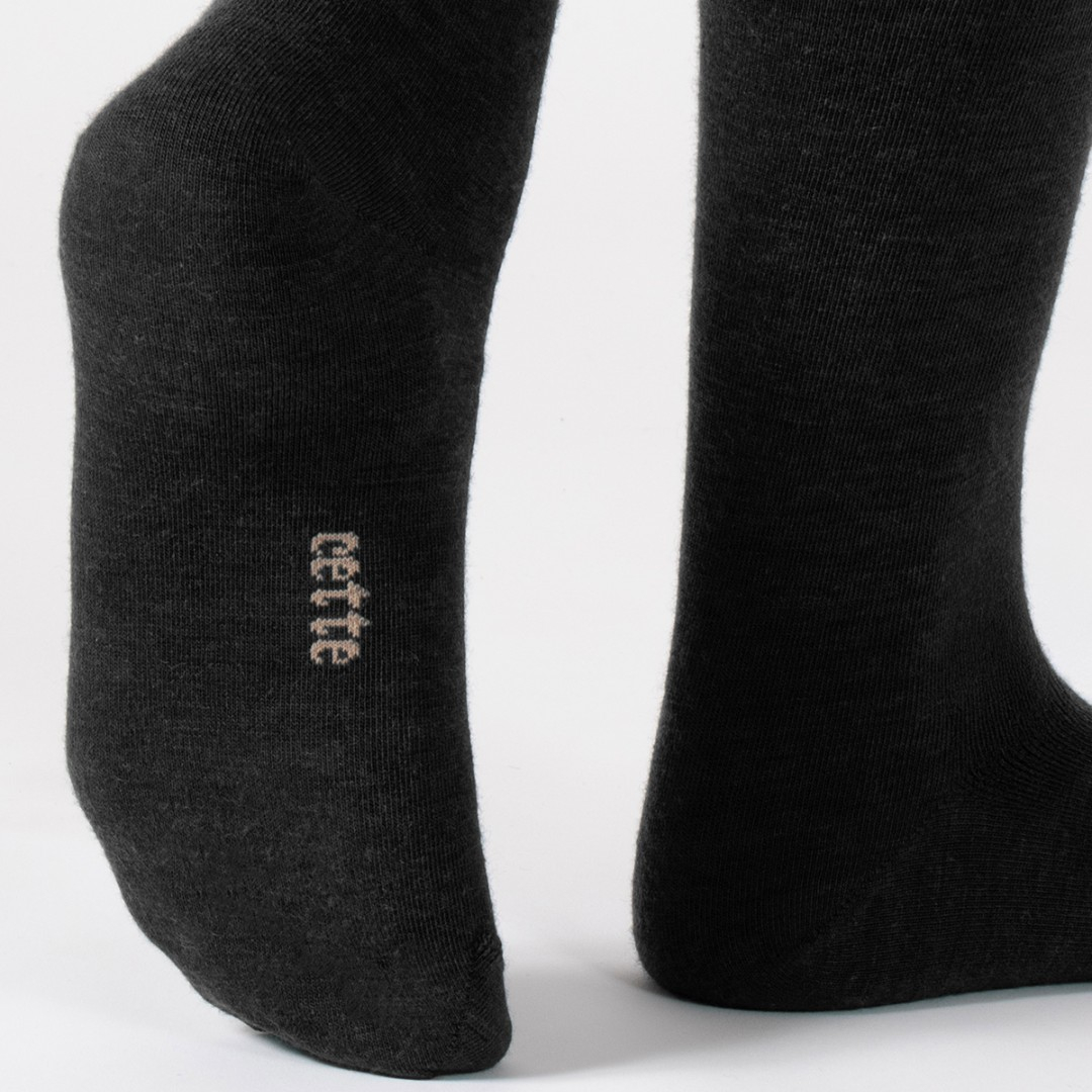 Aoraki Merino Wool Dark Grey - Koksgrå uld strømper fra Cette