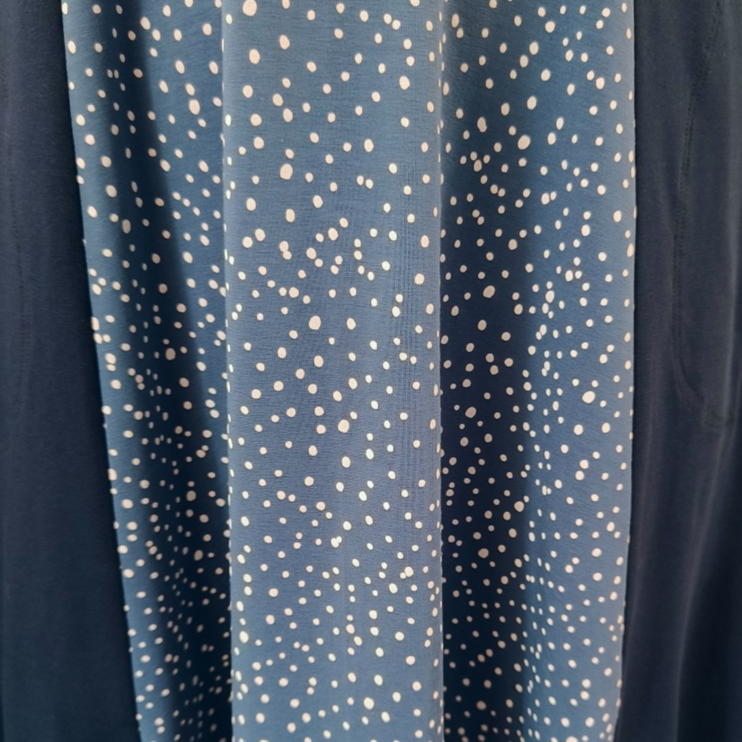 Meika Blue Dot - A-formet plus size kjole med paneler fra Amamiko