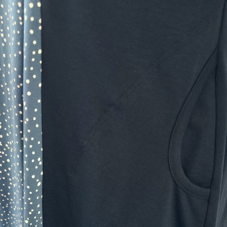 Meika Blue Dot - A-formet plus size kjole med paneler fra Amamiko