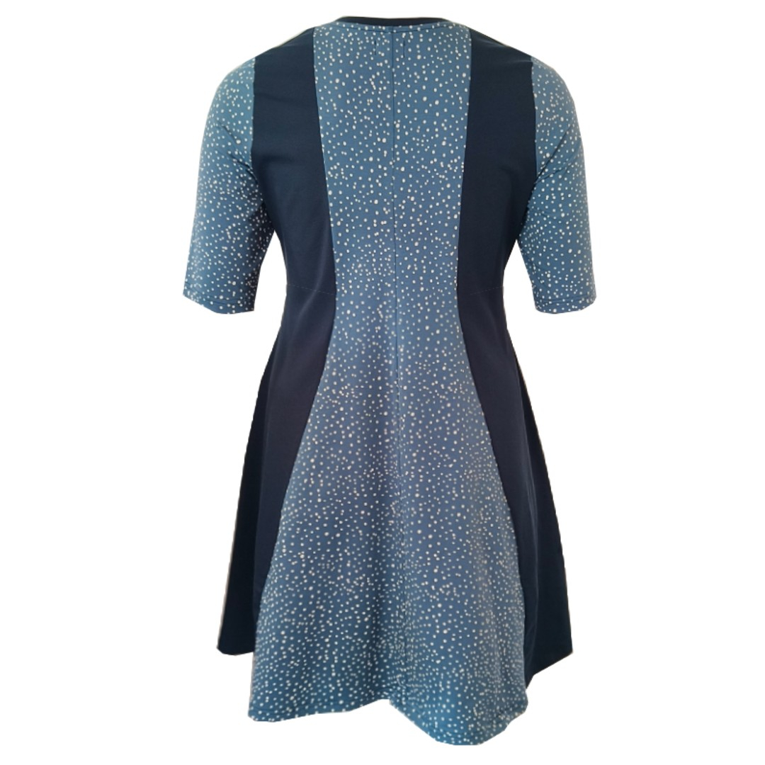 Meika Blue Dot - A-formet plus size kjole med paneler fra Amamiko