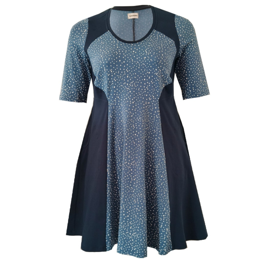 Meika Blue Dot - A-formet plus size kjole med paneler fra Amamiko