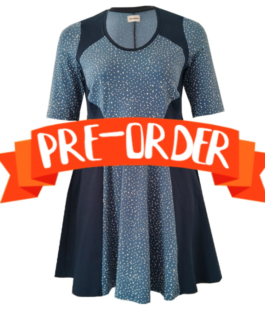 Meika Blue Dot - A-formet plus size kjole med paneler fra Amamiko
