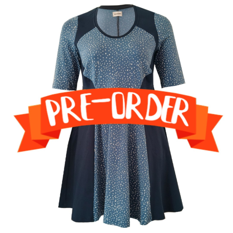 Meika Blue Dot - A-formet plus size kjole med paneler fra Amamiko