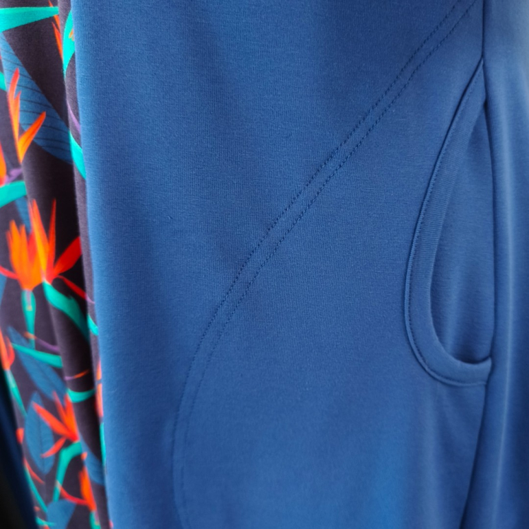 Meika Blue Leaf - A-formet plus size kjole med paneler fra Amamiko