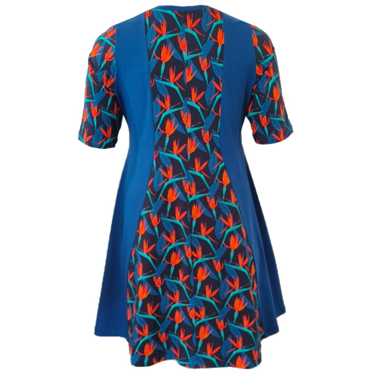 Meika Blue Leaf - A-formet plus size kjole med paneler fra Amamiko