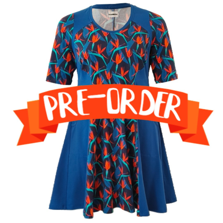 Meika Blue Leaf - A-formet plus size kjole med paneler fra Amamiko