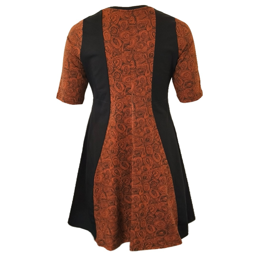 Meika Chocolate Doodles - A-formet plus size kjole med paneler fra Amamiko