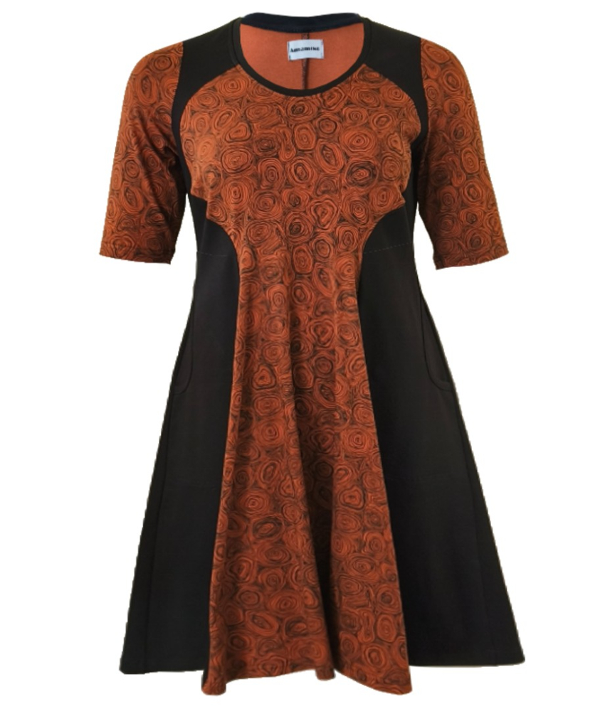 Meika Chocolate Doodles - A-formet plus size kjole med paneler fra Amamiko