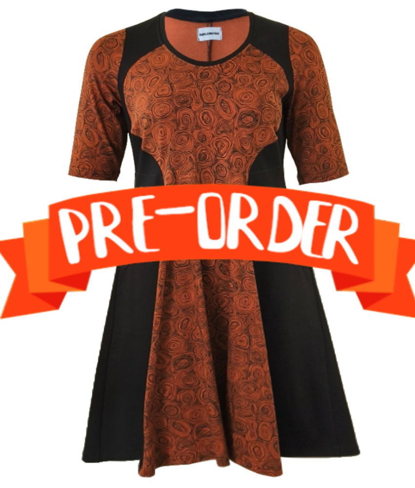 Meika Chocolate Doodles - A-formet plus size kjole med paneler fra Amamiko