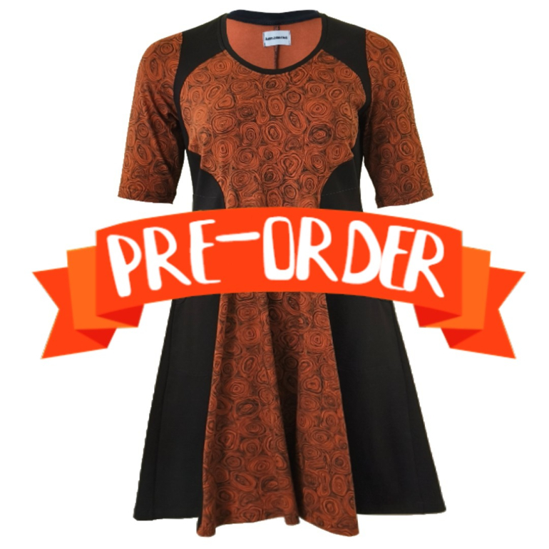 Meika Chocolate Doodles - A-formet plus size kjole med paneler fra Amamiko