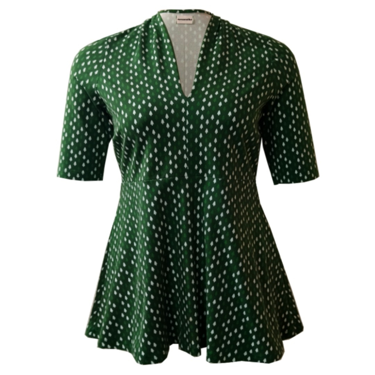 Sendai Norway Spruce - Plus size bluse med v-hals fra Amamiko