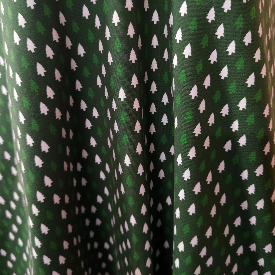 Sendai Norway Spruce - Plus size bluse med v-hals fra Amamiko
