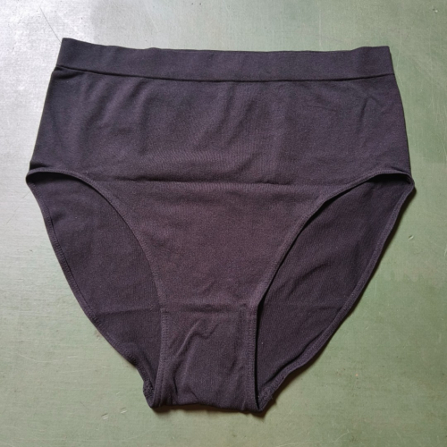 Sorte sømløse plus size trusser i mikrofibre - 507000 fra Festival