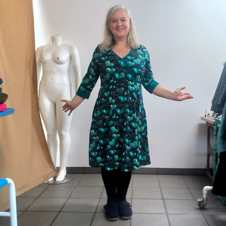 Plus size kjole med glimtende hjerter - Bika Glitter Heart