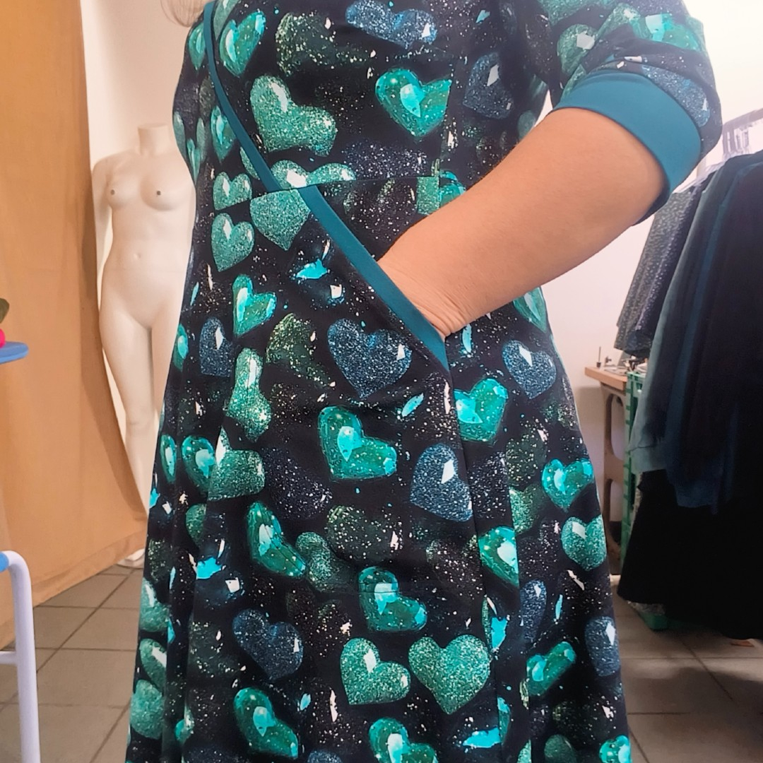 Plus size kjole med glimtende hjerter - Bika Glitter Heart