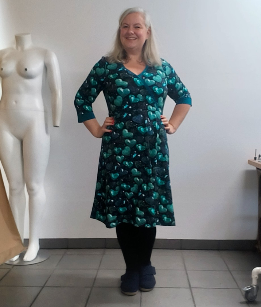 Plus size kjole med glimtende hjerter - Bika Glitter Heart