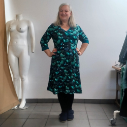 Plus size kjole med glimtende hjerter - Bika Glitter Heart