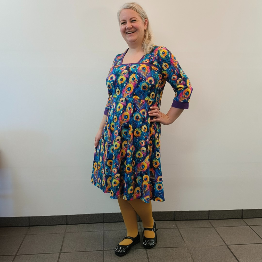 Plus size kjole - Genkei Colorful Peacock fra Amamiko