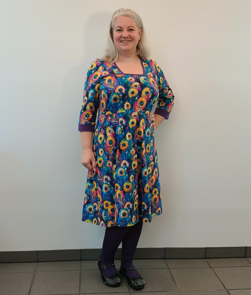 Plus size kjole - Genkei Colorful Peacock fra Amamiko