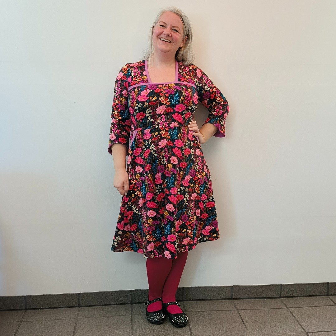 Plus size kjole - Genkei Pink Garden fra Amamiko