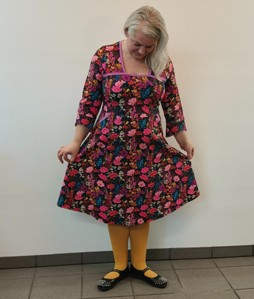 Plus size kjole - Genkei Pink Garden fra Amamiko