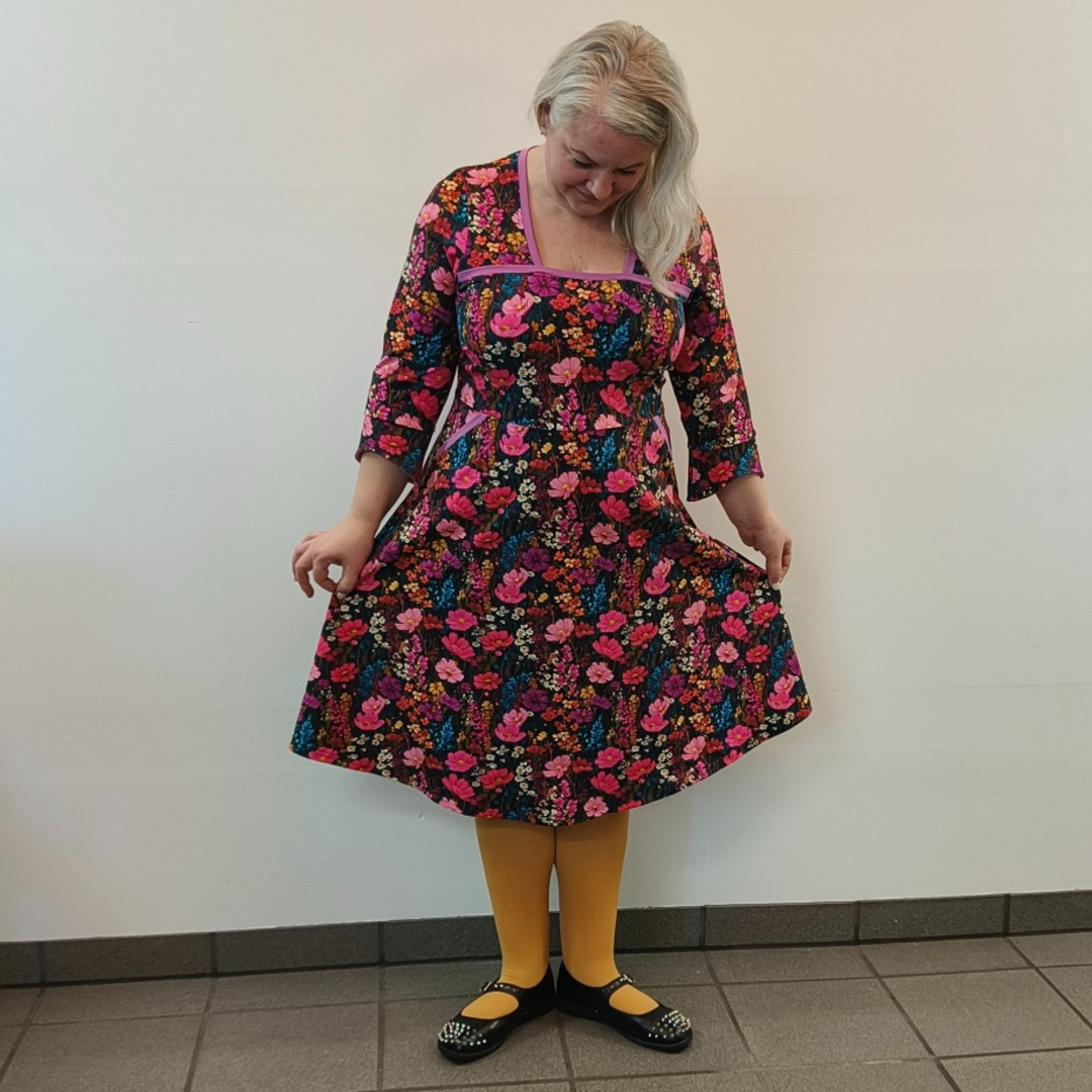 Plus size kjole - Genkei Pink Garden fra Amamiko