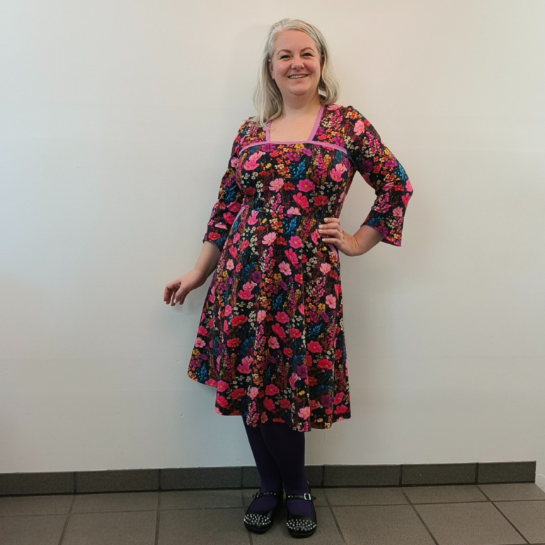 Plus size kjole - Genkei Pink Garden fra Amamiko