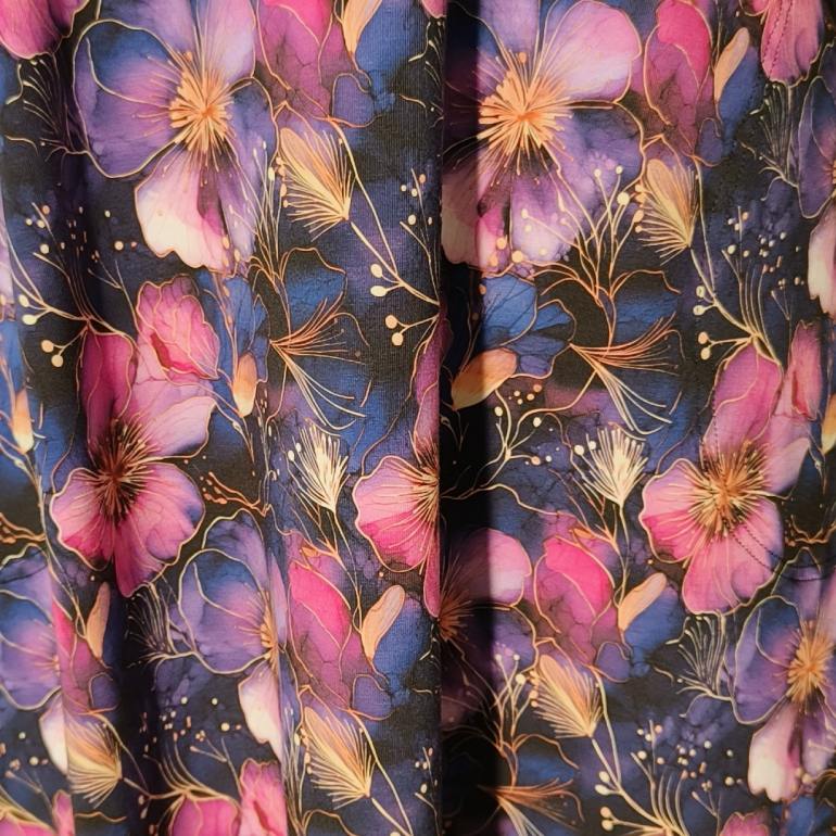 Plus size kjole - Tokyo Purple and Gold Flower fra Amamiko.