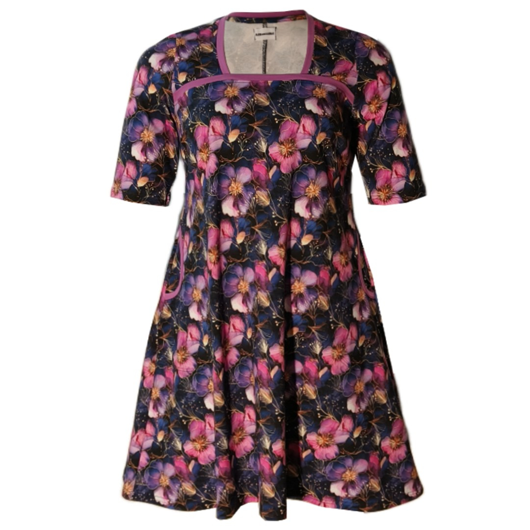 Plus size kjole - Tokyo Purple and Gold Flower fra Amamiko.