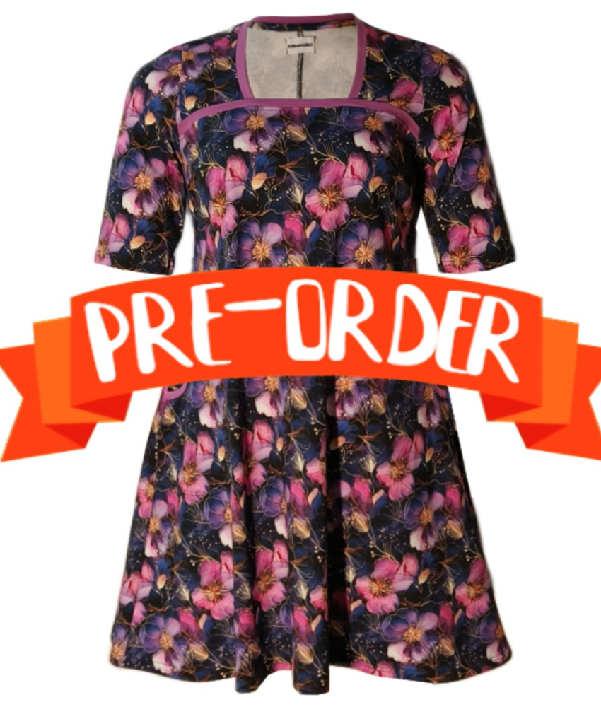 Plus size kjole - Tokyo Purple and Gold Flower fra Amamiko.