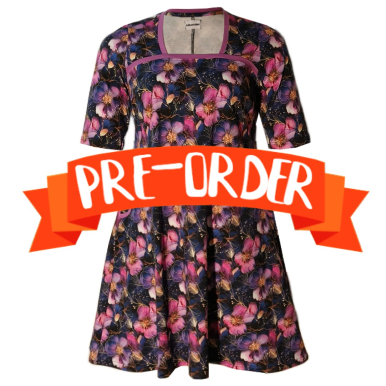 Plus size kjole - Tokyo Purple and Gold Flower fra Amamiko.