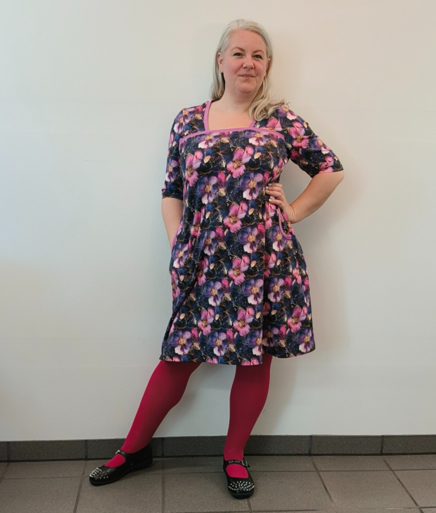 Plus size kjole - Tokyo Purple and Gold Flower fra Amamiko.